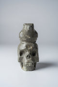 Handgemaakt serpentijn skull beeldje met raaf van 16 cm hoog tegen een neutrale achtergrond