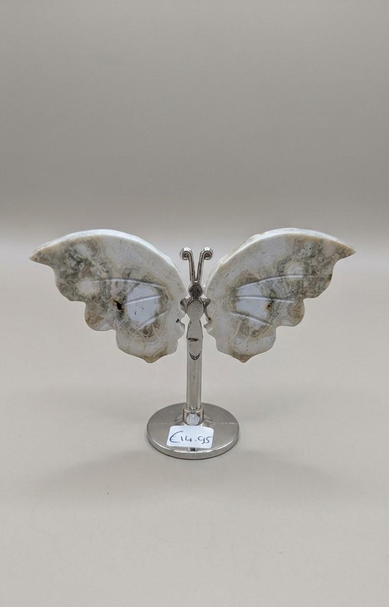 Kleine zwart-witte edelsteen vlinder van Sneeuwvlok Obsidiaan op zwarte standaard, mini formaat van 8 cm breed.