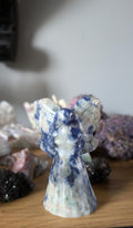 Engel figuur van 6 cm hoog, vervaardigd uit sodaliet edelsteen met een prachtige blauw-witte tekening, perfect als decoratie of cadeau.