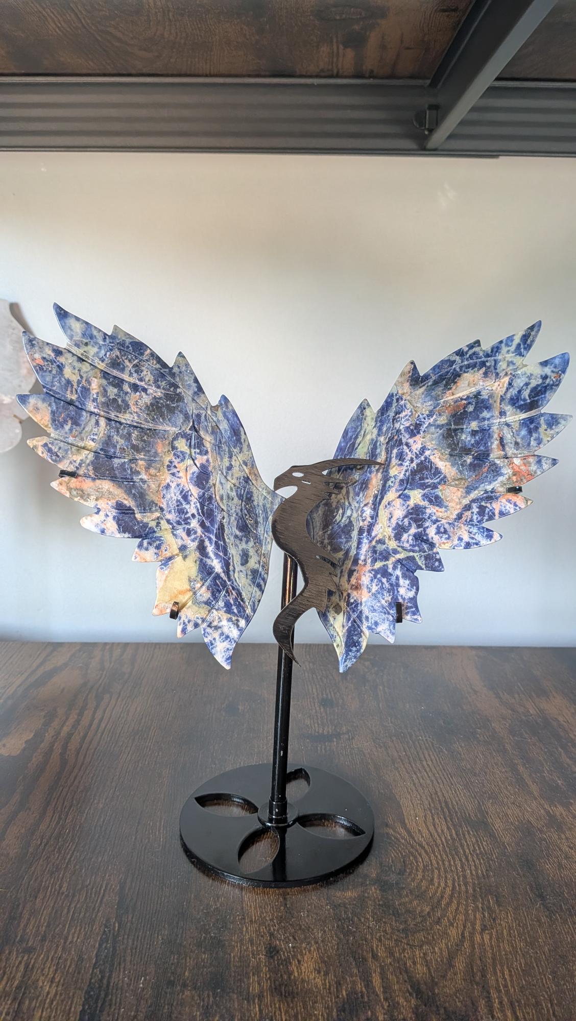 Grote Sodaliet draak op zwarte metalen drakenstandaard 26x25 cm