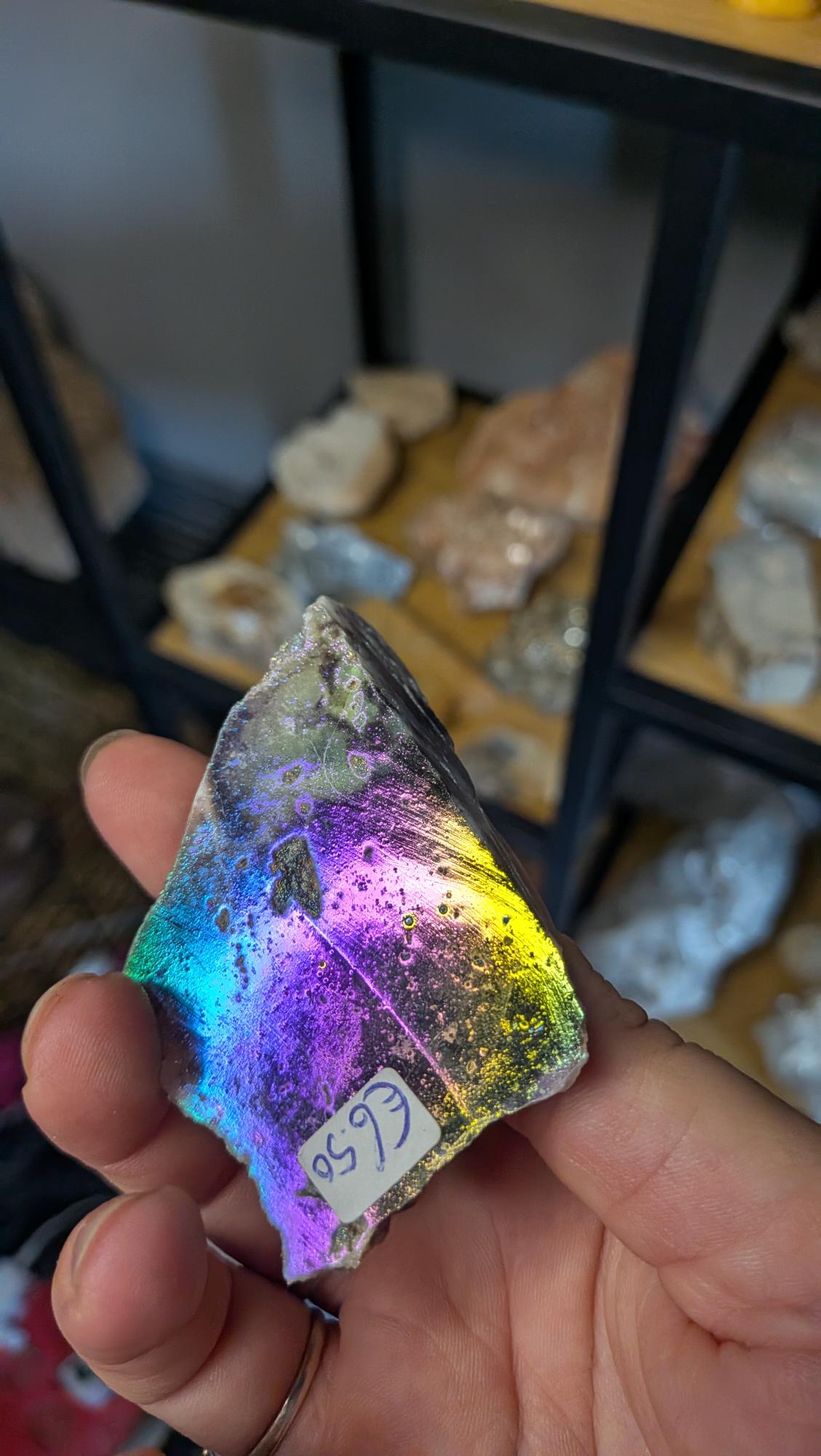 Close-up van het aura sphaleriet specimen met gedetailleerde kristalstructuur en een artikelnummersticker.