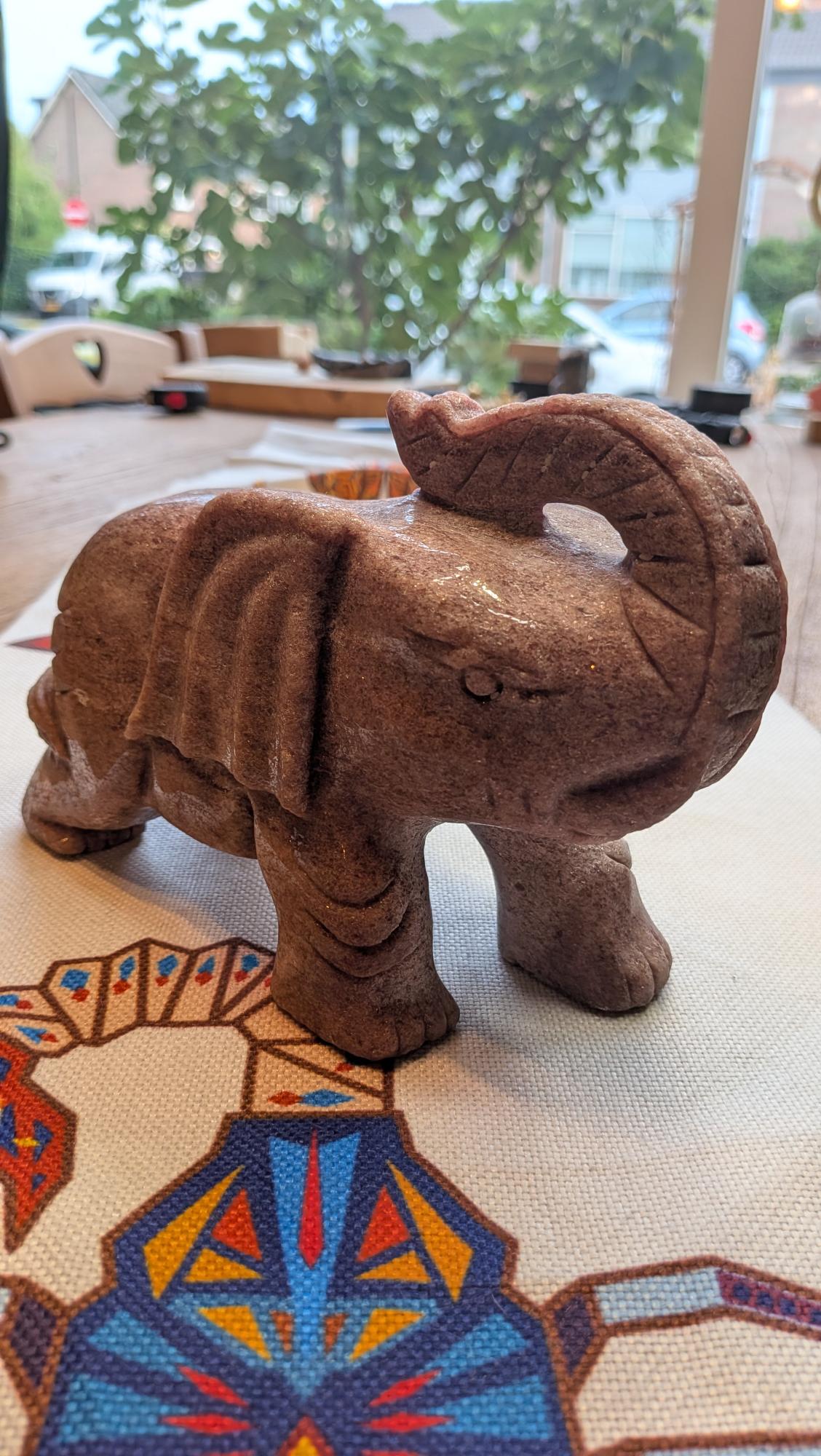 Grote zware olifant carving van strawberry kwarts van 2594 gram en 20 cm - Edeltwist