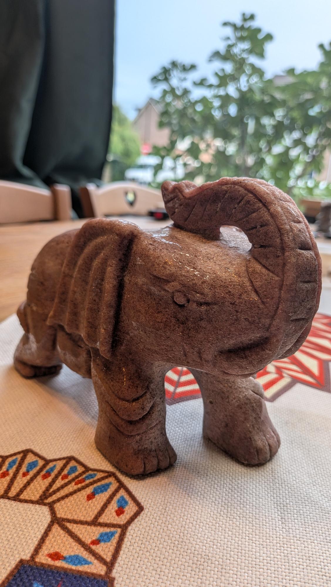 Grote zware olifant carving van strawberry kwarts van 2594 gram en 20 cm - Edeltwist