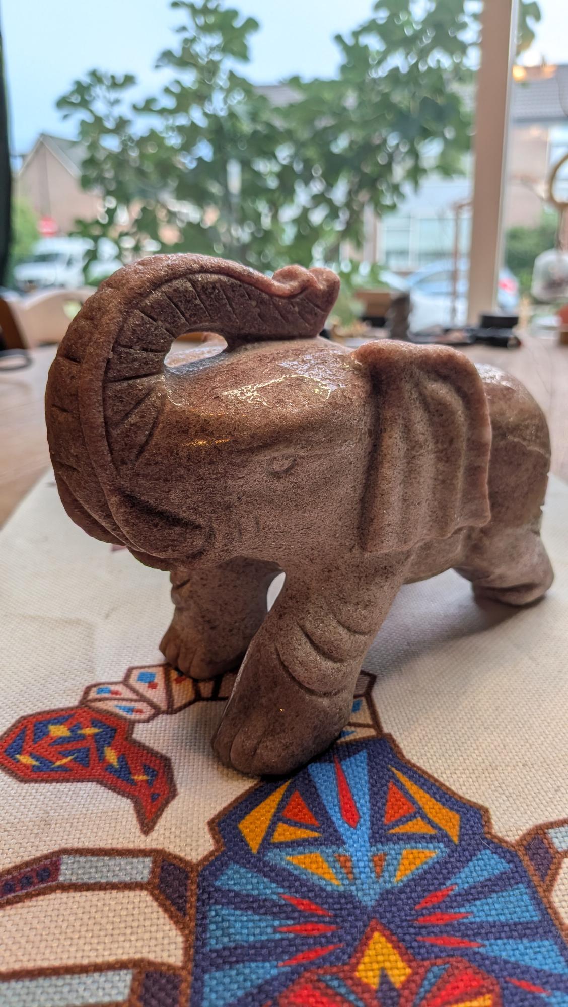 Grote zware olifant carving van strawberry kwarts van 2594 gram en 20 cm - Edeltwist