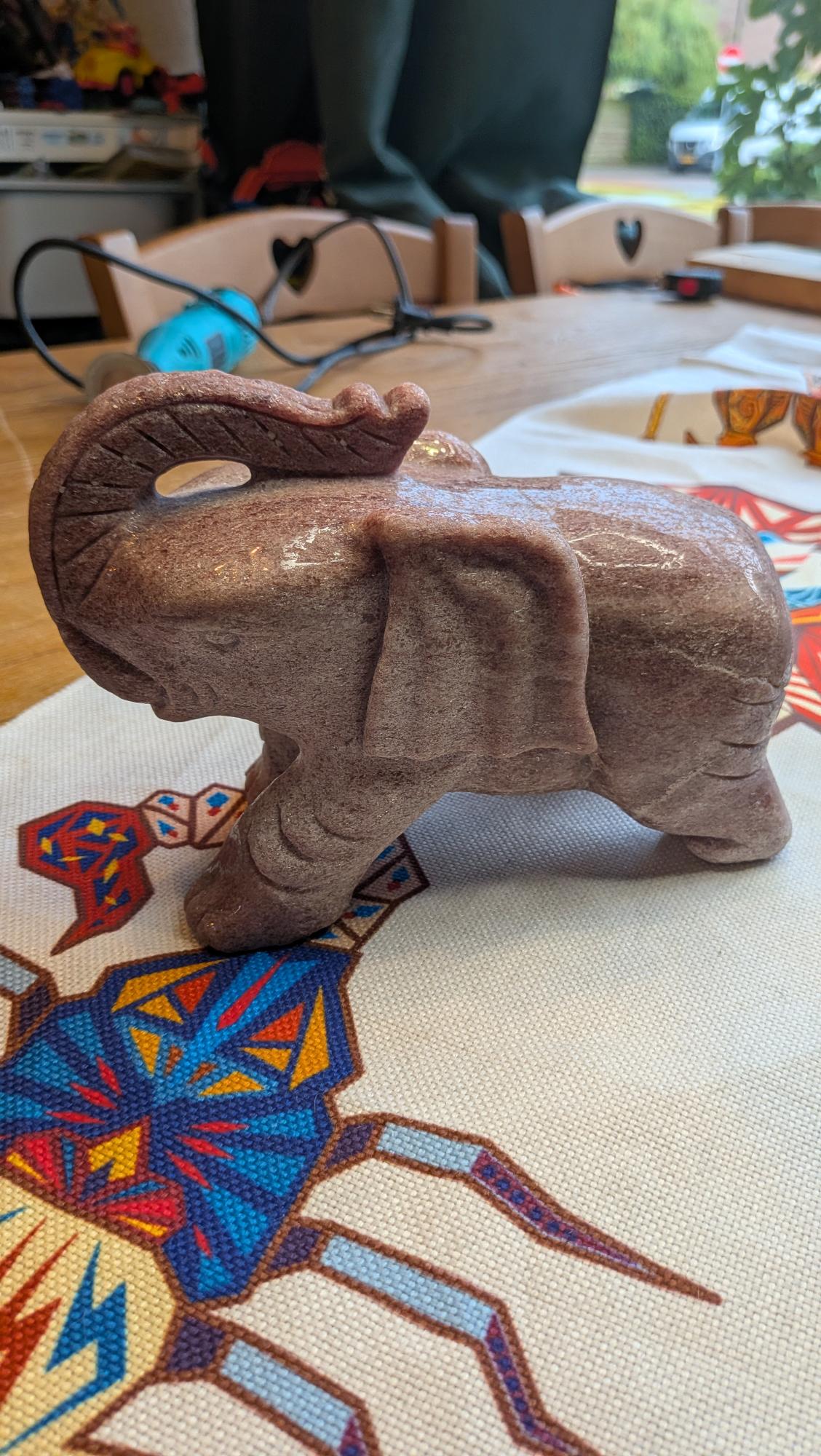 Grote zware olifant carving van strawberry kwarts van 2594 gram en 20 cm - Edeltwist