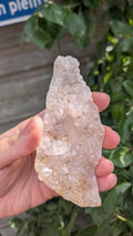 Een hand houdt een sprankelende, langwerpige suiker druzy chalcedoon van 74 gram vast, met een fijne, suikerachtige kristaltextuur