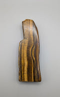 Langwerpige gepolijste tijgeroog slab met een intense goudbruine zijdeglans van Edeltwist.