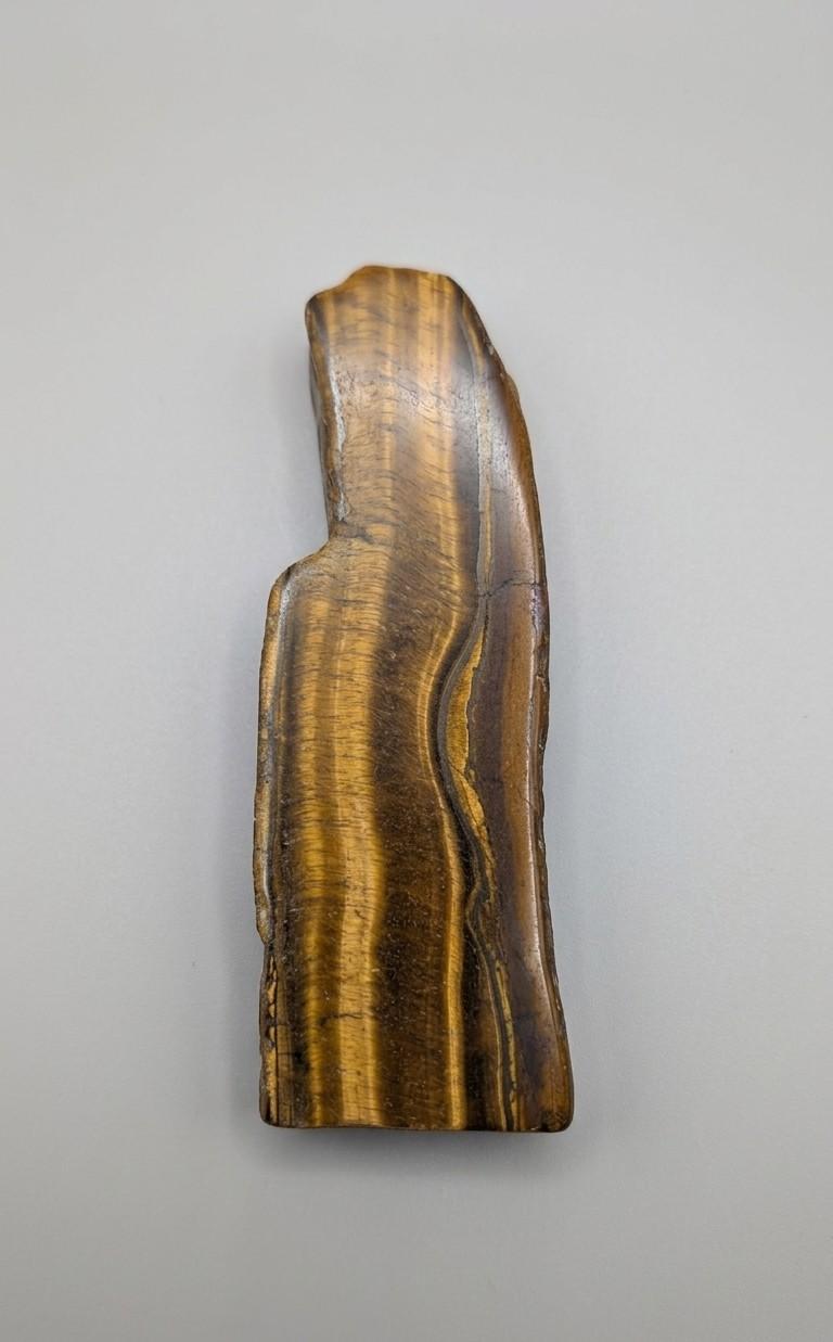 Langwerpige gepolijste tijgeroog slab met een intense goudbruine zijdeglans van Edeltwist.