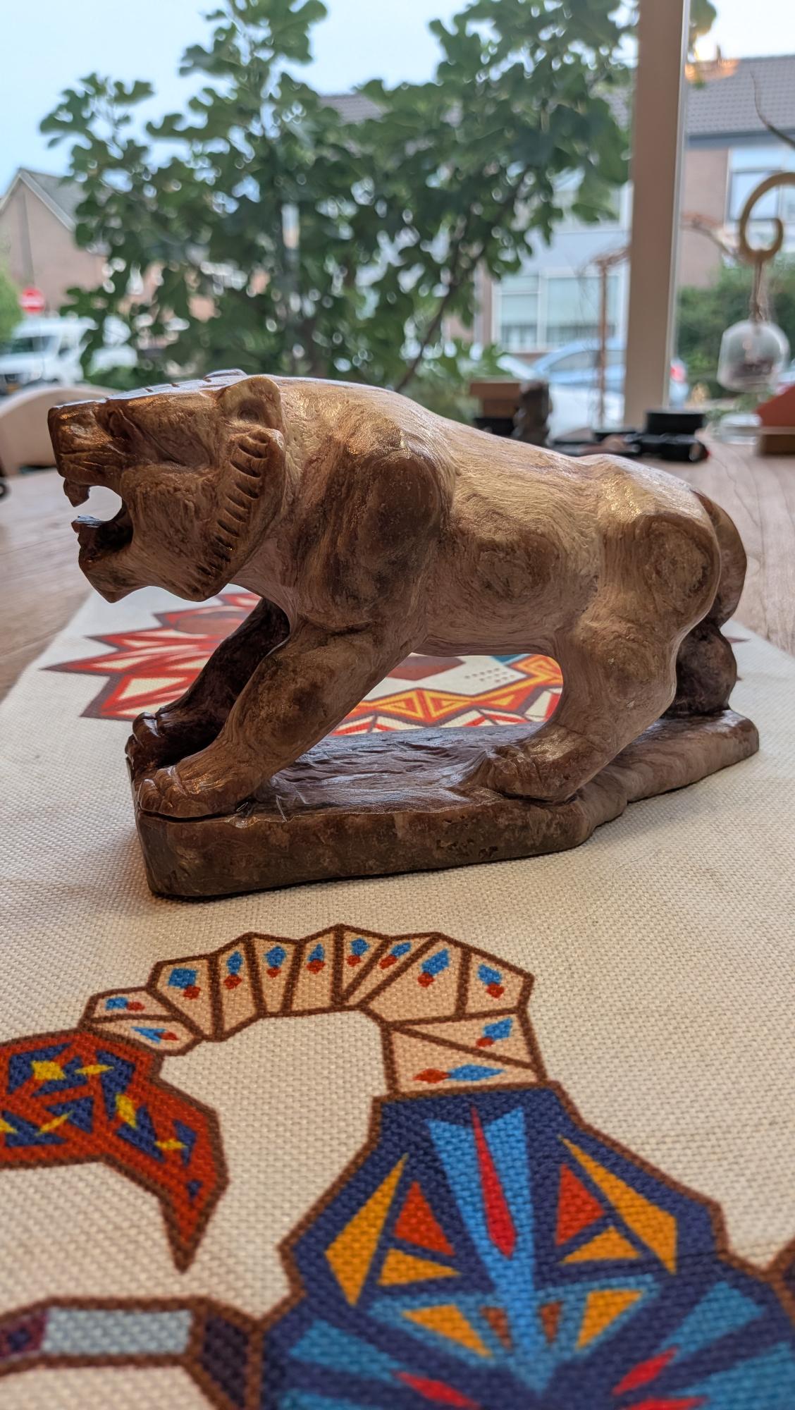 Grote zware tijger carving van versteend hout van 1702 gram en 20 cm - Edeltwist