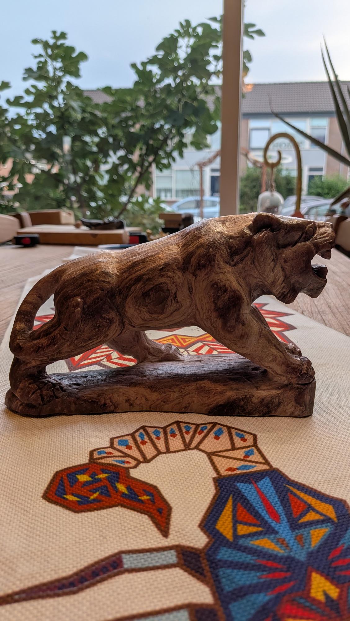 Grote zware tijger carving van versteend hout van 1702 gram en 20 cm - Edeltwist