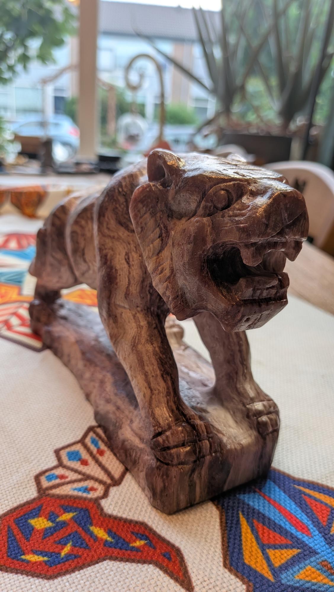 Grote zware tijger carving van versteend hout van 1702 gram en 20 cm - Edeltwist