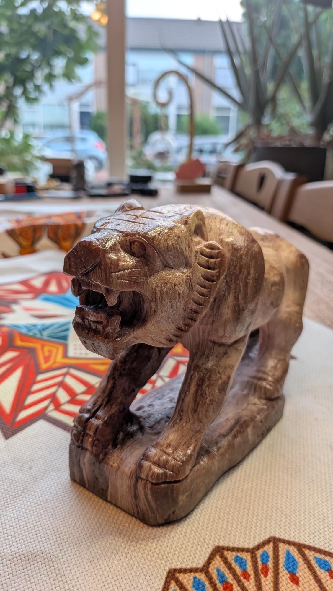 Grote zware tijger carving van versteend hout van 1702 gram en 20 cm - Edeltwist