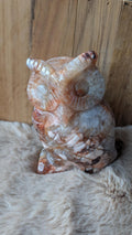 Gedetailleerde handgesneden reuze uil carving van bloemagaat met schitterende patronen.
