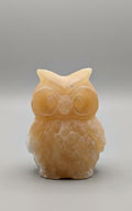 Gedetailleerd edelsteen figuur van een uil, geslepen uit warme Gele Calciet met zichtbare verenstructuur, 6 cm hoog en massieve kwaliteit.