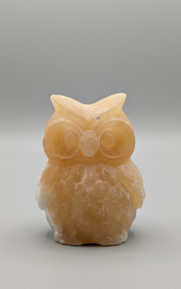 Gedetailleerd edelsteen figuur van een uil, geslepen uit warme Gele Calciet met zichtbare verenstructuur, 6 cm hoog en massieve kwaliteit.
