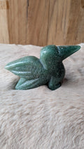 Gedetailleerde handgesneden vogel carving van groene aventurijn met fraaie vleugelstructuur.