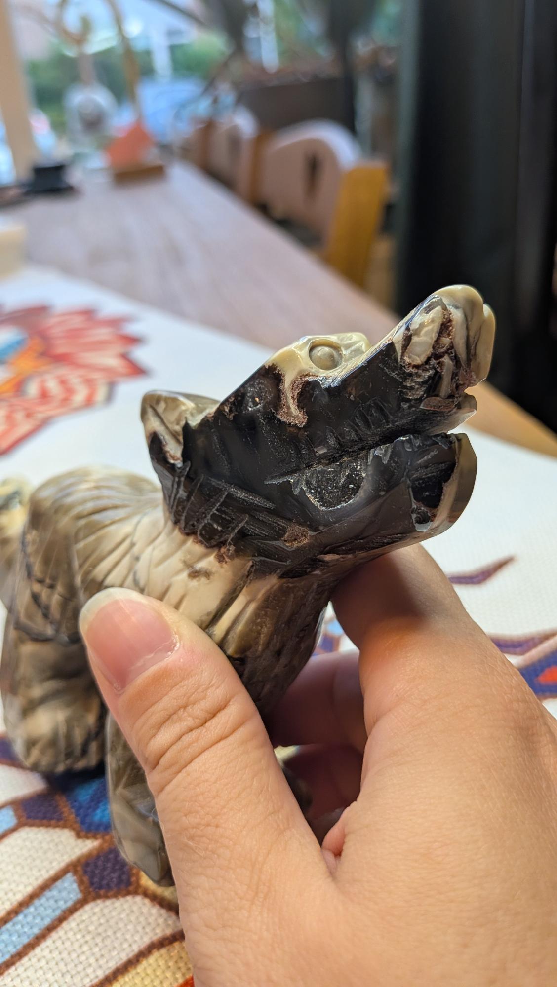 Wolf carving van vulkaan agaat met druzy van 444 gram en 16 cm - Edeltwist