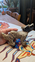 Wolf carving van vulkaan agaat met druzy van 444 gram en 16 cm - Edeltwist
