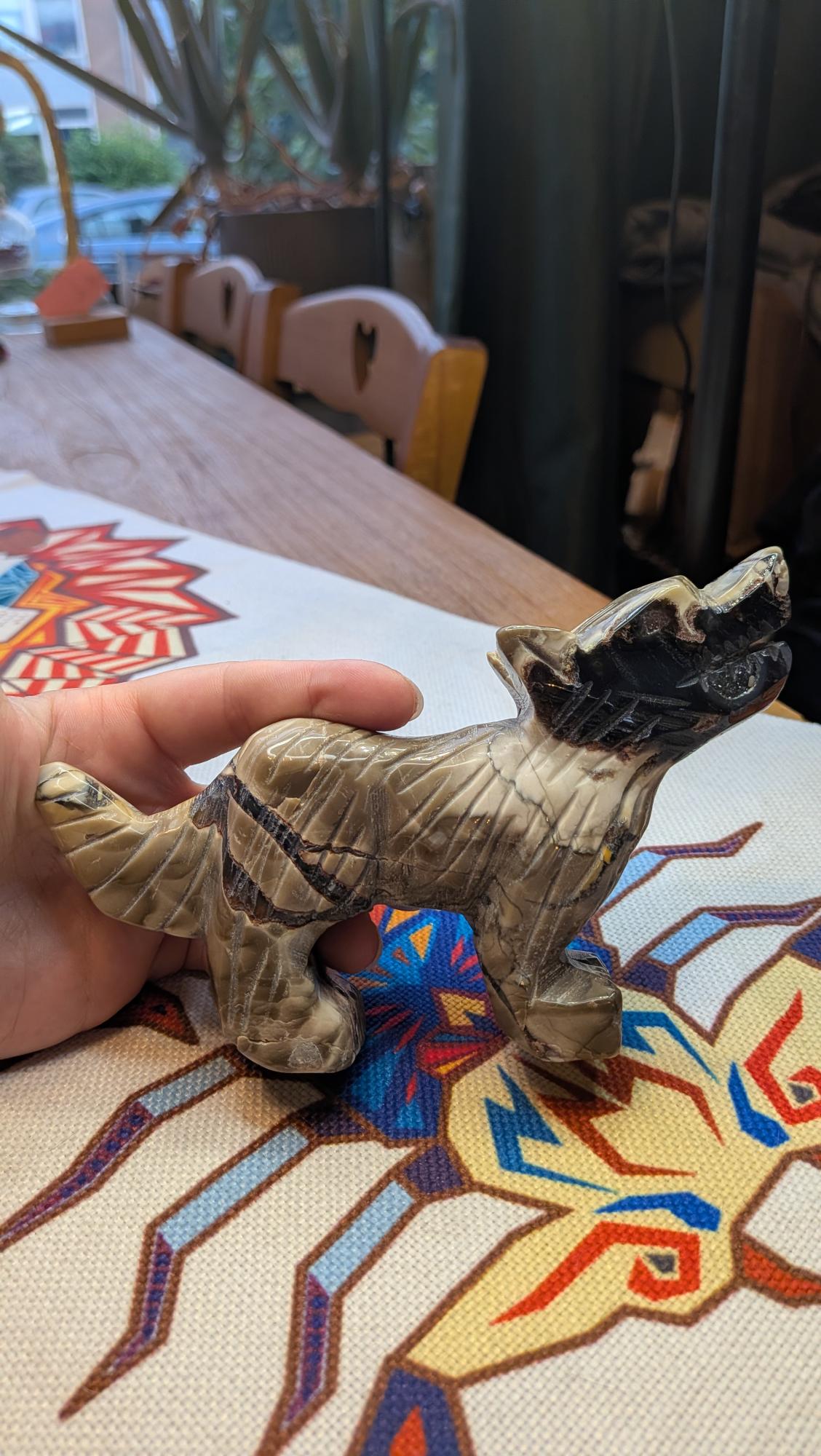 Wolf carving van vulkaan agaat met druzy van 444 gram en 16 cm - Edeltwist