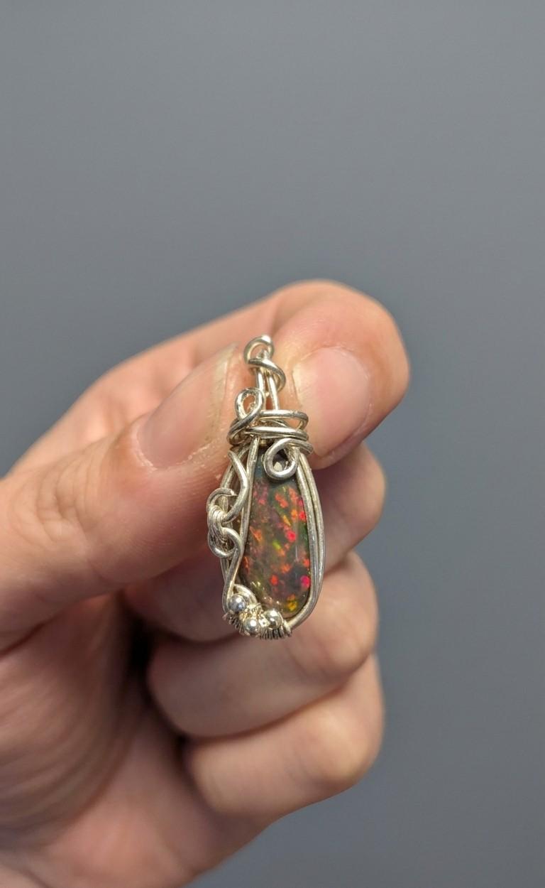 Eerlijk geprijsde handgemaakte hanger met Welo opaal en stevig zilveren wire-wrap vlechtwerk zoals getoond in shared image (28).jpg.