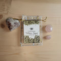 Geschenkset in een organza zakje met maantjes en sterren, bevattende een Zonnesteen hart, twee stukken Rozenkwarts en een doosje Californian White Sage wierookkegels.