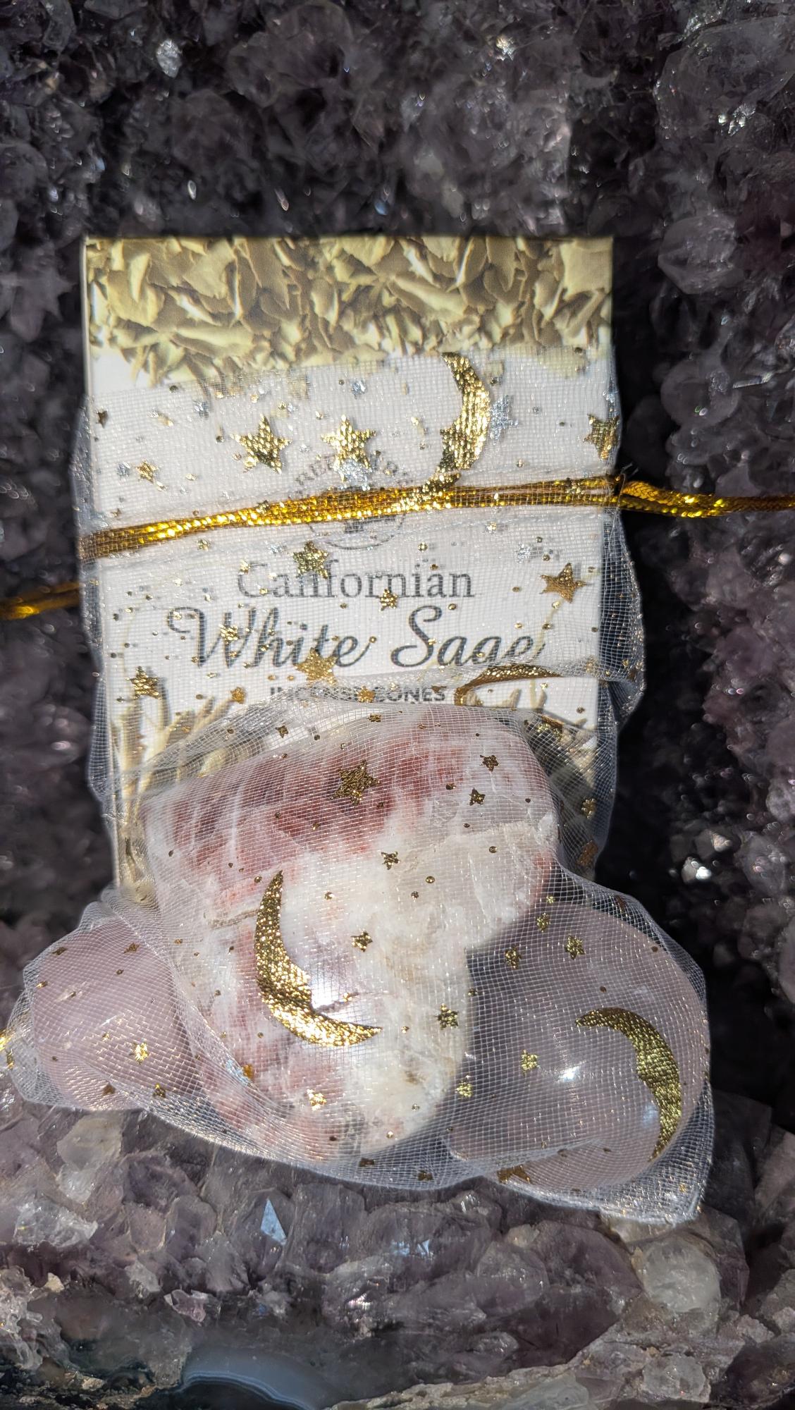 Geschenkset in een organza zakje met maantjes en sterren, bevattende een Zonnesteen hart, twee stukken Rozenkwarts en een doosje Californian White Sage wierookkegels.