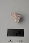 Een prachtig, klein stuk Witte Veldspaat van 29 gram met een subtiele parelmoerglans. Een fijn en natuurlijk pronkstuk voor in je verzameling