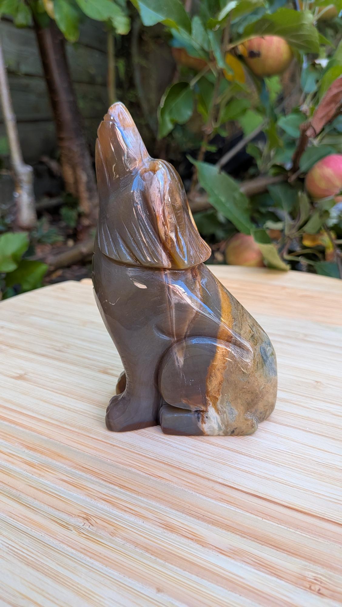 Oceaanjaspis huilende wolf carving – edelsteen beeldje van 498 gram en 13 cm hoog