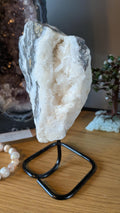 XL Kwarts kristal met robuuste natuurlijke structuur op een zwarte metalen standaard - Edeltwist collectie