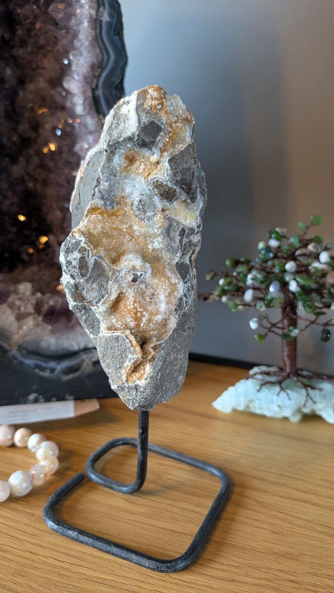 XL Kwarts mineraal met sprankelende kristalholte op zwarte metalen standaard - Edeltwist collectie