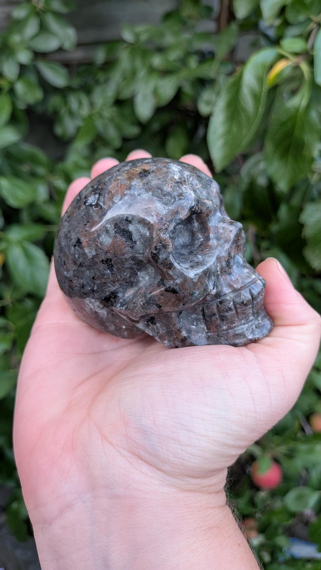 Prachtige Kristallen Schedel van Yooperliet (403 gram) – UV-reactief
