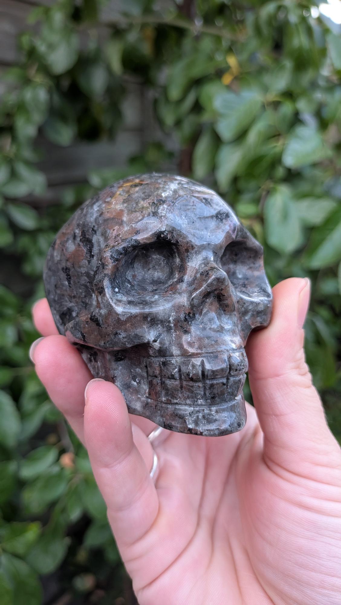 Prachtige Kristallen Schedel van Yooperliet (403 gram) – UV-reactief