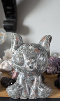 Gedetailleerd Stitch figuur van natuurlijke yooperlite, 10x5x7 cm groot.