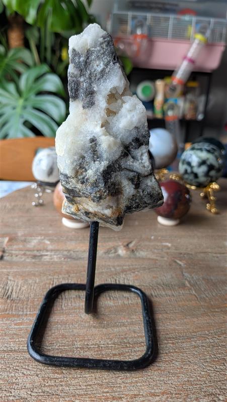 Mega aanbieding! Prachtige Zebra Agaat van 344g op zwarte standaard. De steen van balans nu voor een absolute bodemprijs van €7,50. Weg = weg!