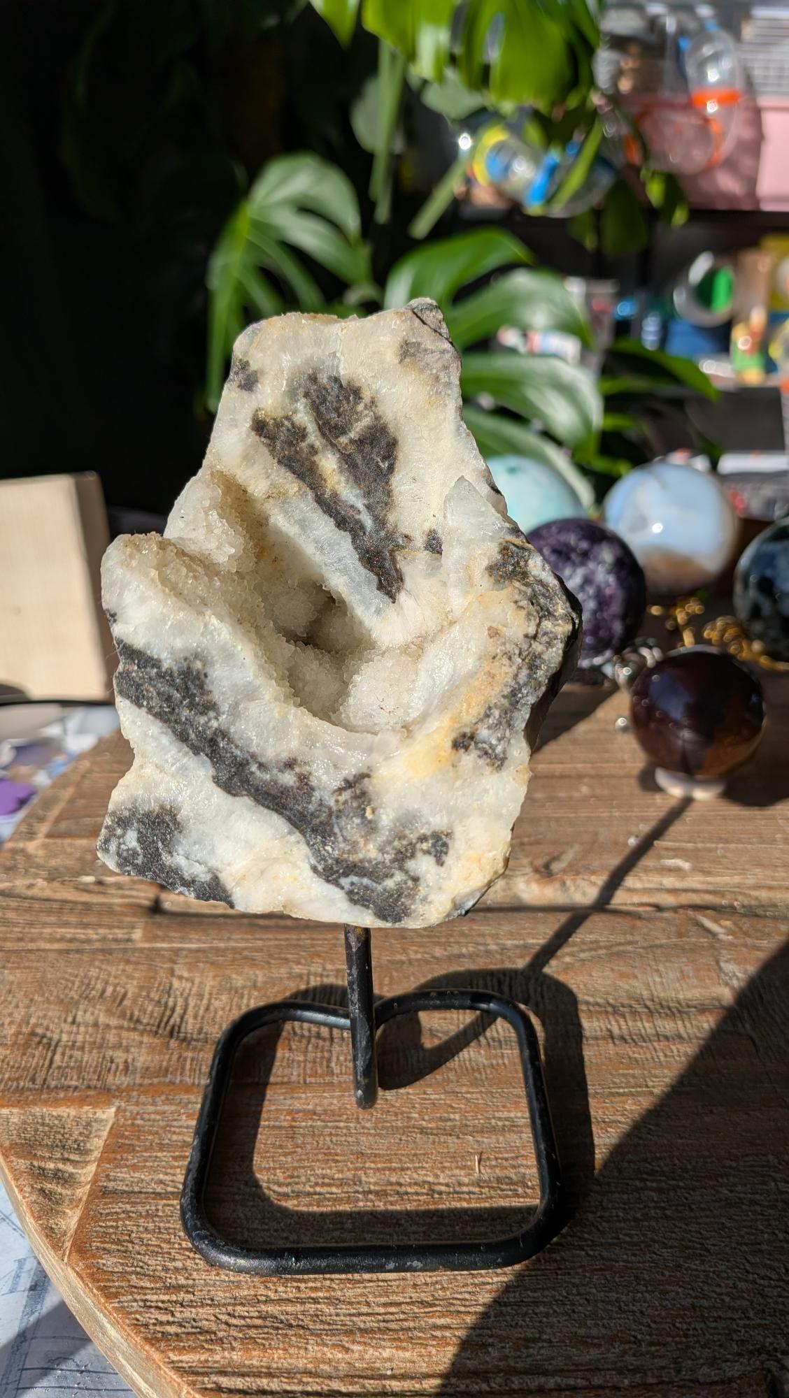 Unieke Zebra Agaat van 673g met een prachtige kristalgeode. 17cm hoog op luxe standaard. Nu voor een bodemprijs in onze magazijnuitverkoop. Weg = weg!