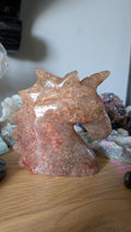 Groot eenhoorn beeld (9x8 cm), geslepen uit aardbeikwarts met een warme, roze uitstraling, zoals te zien op shared image (41)_3.jpg.