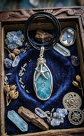 Handgemaakte blauwe Apatiet hanger met een verzilverde zeester en wire wrap vlechtwerk, gepresenteerd in een houten kistje met nautische elementen zoals een kompas.