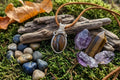 Handgemaakte donkere Boulder Opaal hanger met blauwe flitsen en verzilverd wire wrap vlechtwerk, inclusief gratis koordje en gepresenteerd in een doosje.