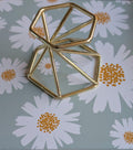 Luxe goudkleurige geometrische bollenhouder van metaal. Omkeerbaar ontwerp met openingen van 4 cm en 5,5 cm voor middelgrote tot grote edelsteen bollen. Prijs 4,95 euro.