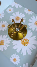 Unieke goudkleurige metalen bollenhouder in de vorm van octopus tentakels. 3 cm opening, geschikt voor edelsteen bollen tot 6 cm. Prijs 8,85 euro.