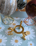 Klassieke goudkleurige metalen tripod bollenhouder met sierlijke krulpootjes, 4 cm ring, geschikt voor middelgrote tot grote edelsteen bollen. Prijs 5,95 euro.