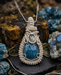 Exclusieve handgemaakte hanger met facetgeslepen blauwe Apatiet en Labradoriet in verzilverd wire wrap werk voor 55 euro, inclusief gratis RVS ketting.
