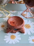 Handgesneden roodbruine houten bollenhouder van 4,5 cm voor edelsteen bollen. Rustiek en stabiel ontwerp, prijs 4,95 euro.