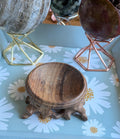 Robuuste handgesneden houten bollenhouder van 6,6 cm voor grote edelsteen bollen. Natuurlijk houtsnijwerk display, prijs 6,95 euro.