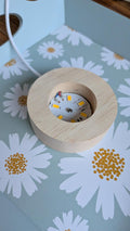 Brede houten LED-basis voor grote edelsteen bollen tot 10 cm, voorzien van USB-kabel en warm wit licht. Ideaal voor het verlichten van kristallen. Prijs 12,50 euro.