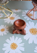 Kleine handgesneden houten bollenhouder van 2 cm voor edelsteen bollen. Natuurlijk roodbruin hout, compact formaat, prijs 3,95 euro.