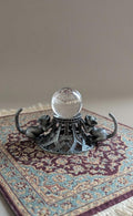 Decoratieve metalen bollenhouder met drie katjes, 7 cm spanwijdte, ideaal voor edelsteen bollen tot 8 cm. Prijs 12,50 euro.
