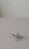 Kleine metalen bollenhouder in de vorm van een mier, 5 cm lang en 3 cm breed. Geschikt voor edelsteen bollen van 3 tot 5 cm. Prijs 6,95 euro.