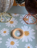 Eenvoudige houten bollenring van 4 cm voor edelsteen bollen. Natuurlijk licht hout, minimalistisch en stabiel display. Prijs 2,50 euro.