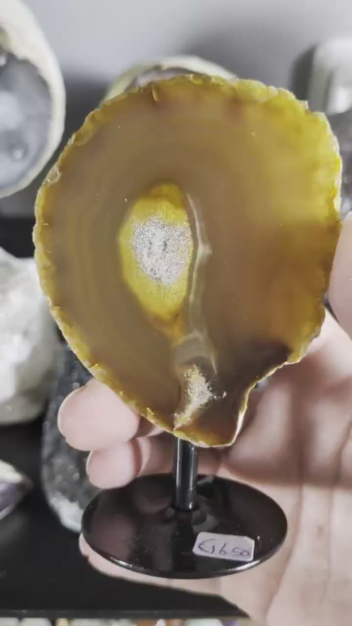 Bloedcarneool, carneool, edelsteen interieur, edelwist, kristal decoratie, uniek mineraal, verzamelobject, warme tinten, natuurlijke woonaccessoires, geode op standaard.
